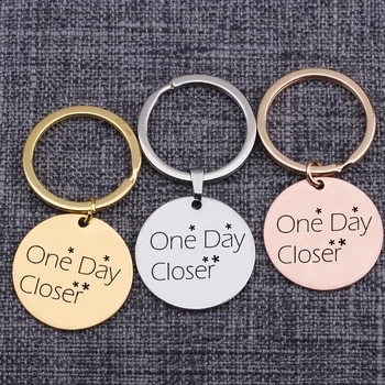

Pendant Gifts Round Keychain 30mm One Day Closer Lovers Keyrings Long Distance Love Couples Keytags Piece Key Ring Charms