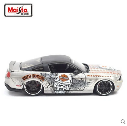 

Maisto 1:24 2011 Mustang GT HD #32170  Diecasts Collection Scale Car Models