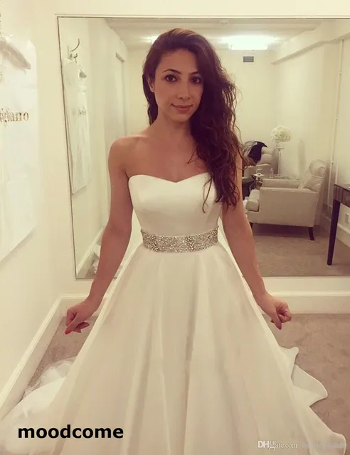 vestido de novia con escote de corazón con cuello alto espalda alta
