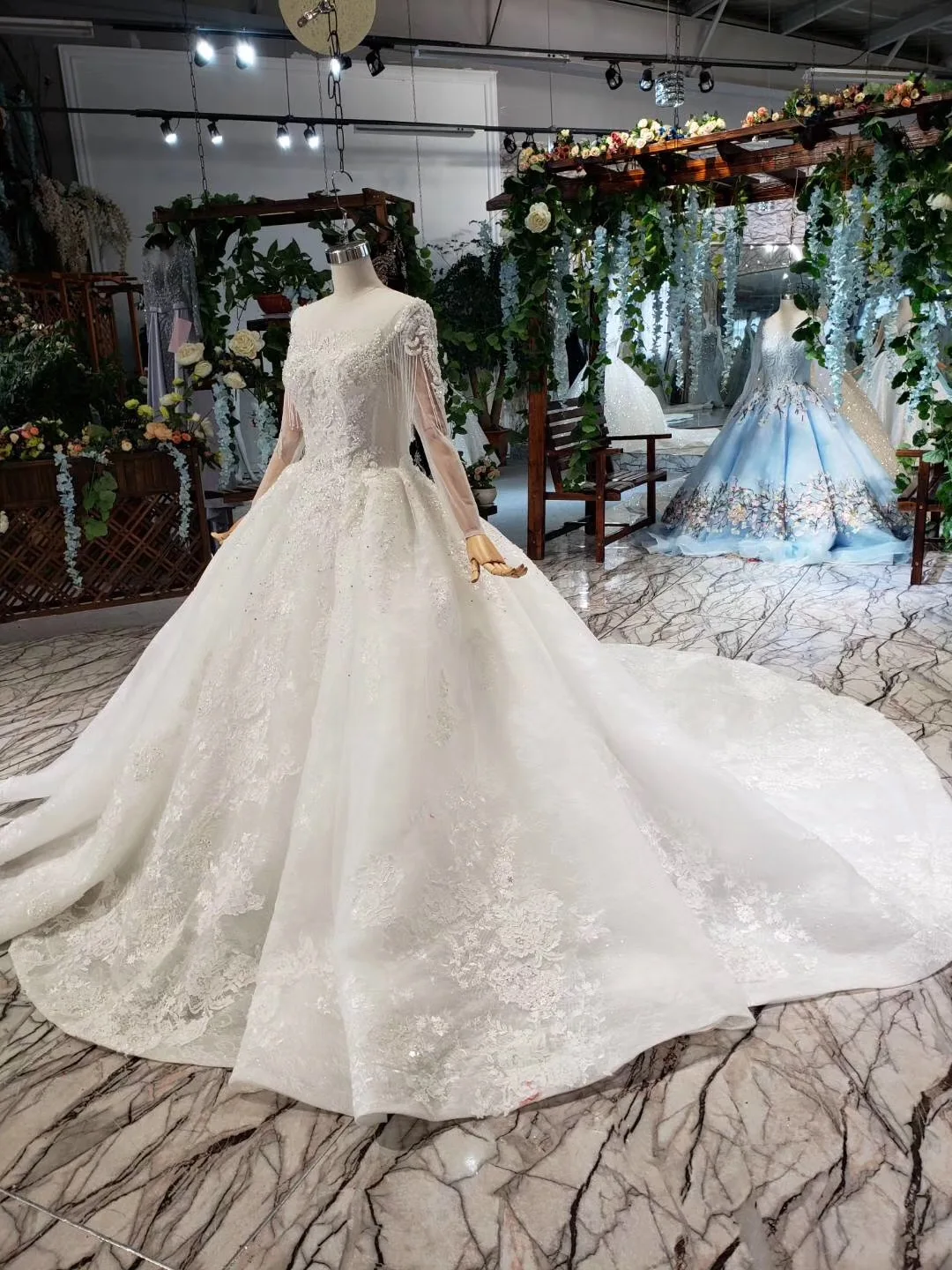 Gorgeous Lace Wedding Dresses Dubai African Arabic Long Sleeves High Quality Design Crystals Beads Custom Made Bridal Gowns