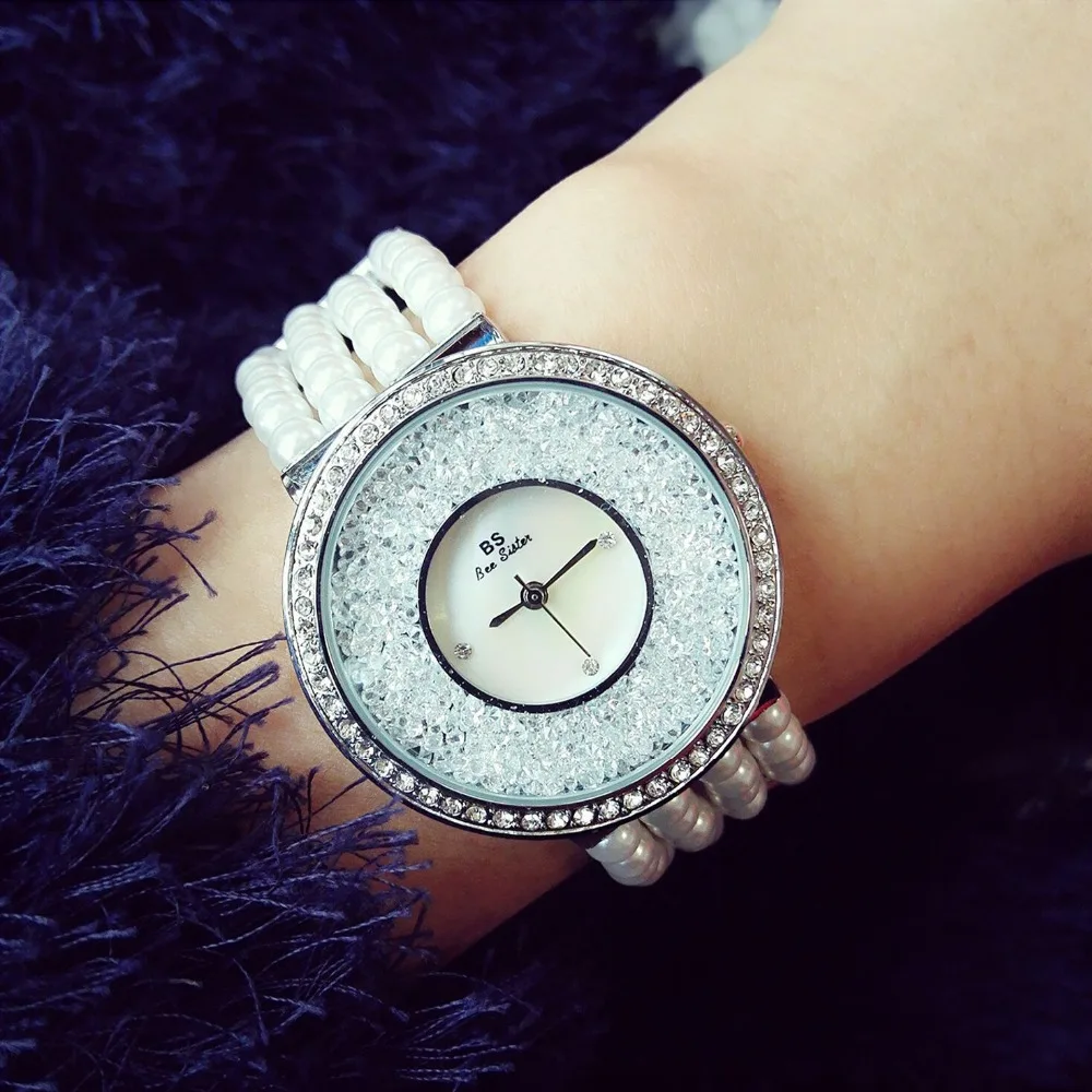 Женские наручные часы с жемчужным ремешком и светящимся циферблатом| |