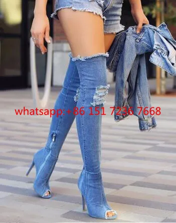 calça jeans rasgada na coxa