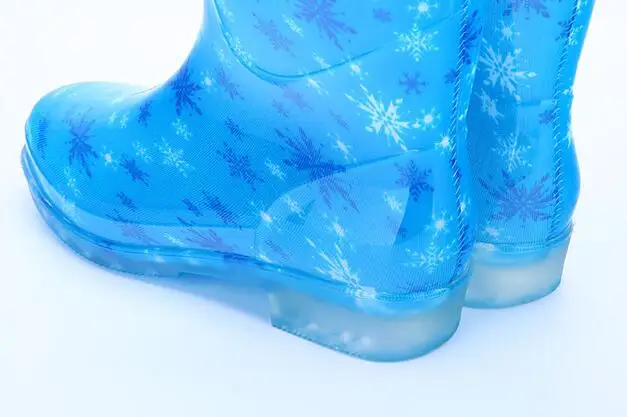 COVOYYAR/резиновые сапоги для дождливой погоды на низком каблуке; модель года; модные женские сапоги до колена из водонепроницаемого материала; Женская водонепроницаемая обувь с принтом снежинки; WBS834
