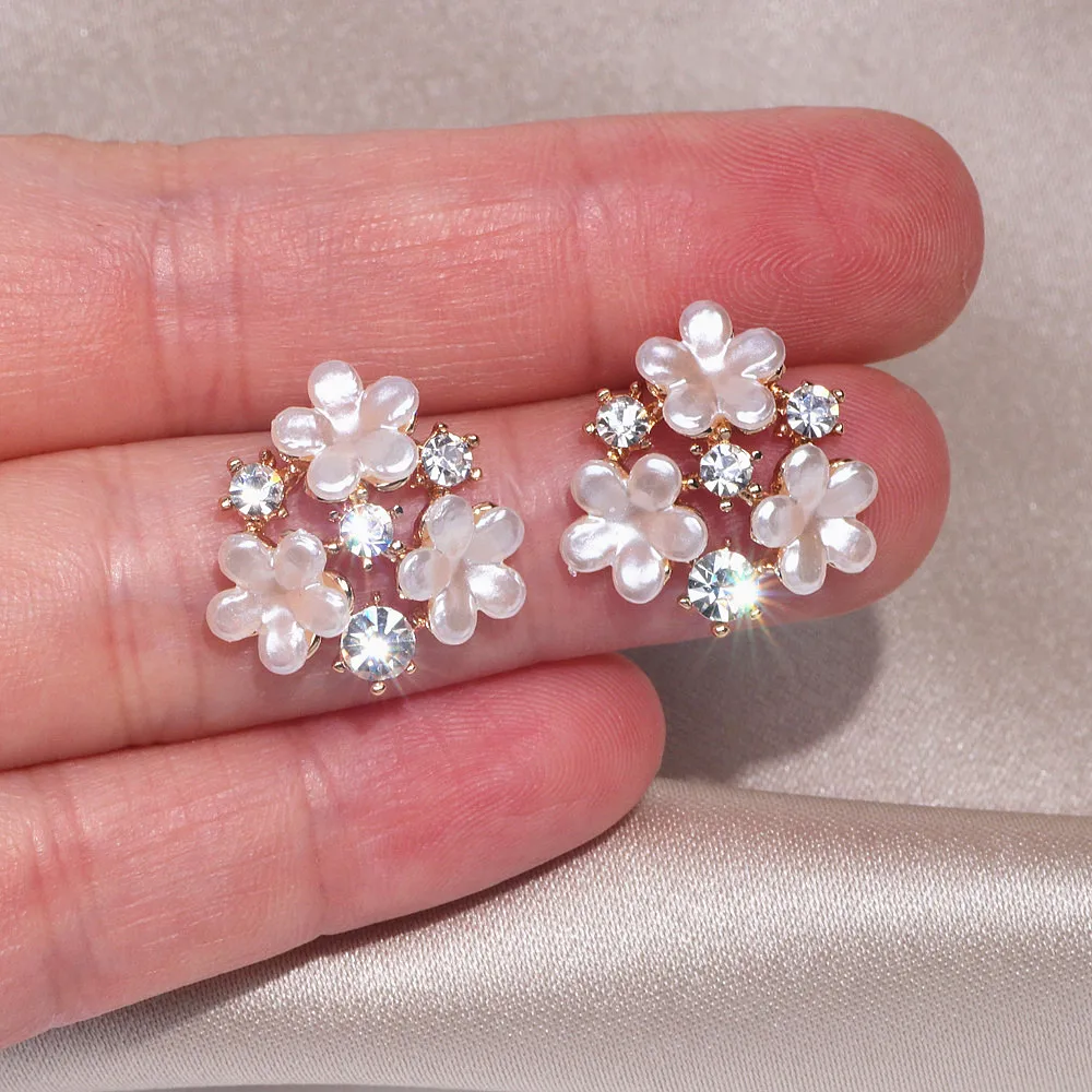 

2019 New Trendy White Simulated Pearl Flower Stud Earrings For Women Elegant Korean Style Crystal Bride Wedding Jewelry Gift