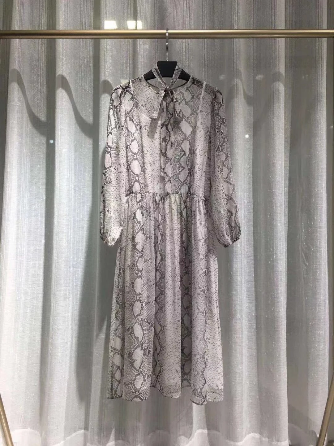 

Luxury Snake Skin Dress Ladies High Quality Runway Fashion Thailand Blogger Style Lantern Sleeve Natural Silk Midi Dress