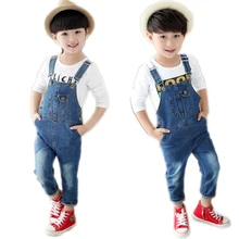 Весенние однотонные джинсы для мальчиков комбинезоны для маленькой девочки Джинсовые штаны на лямках; модные детские джинсы; брюки в стиле бренда, длинный комбинезон, Детские подтяжки брюки E425