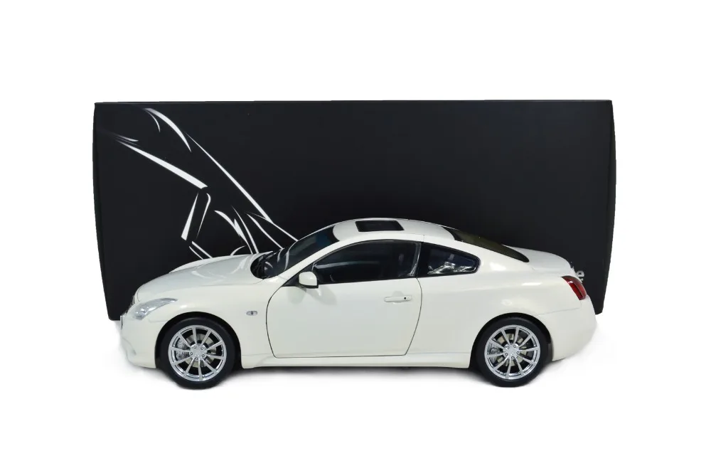 Infiniti_G37_coupe_2013_White_017