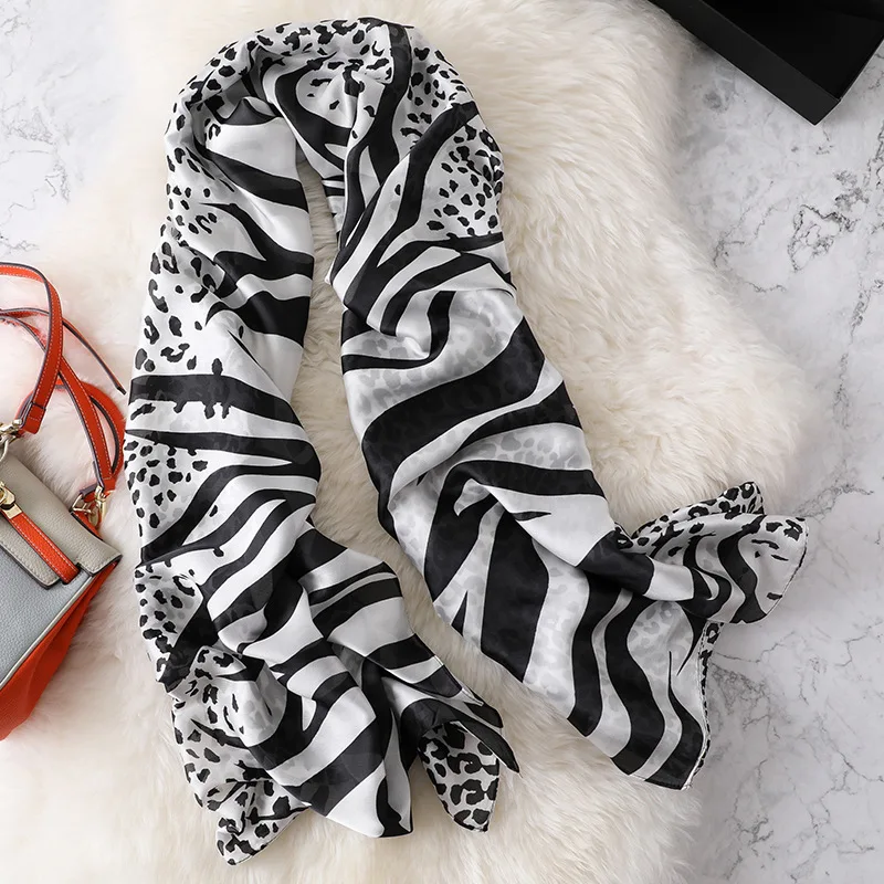 

2019 Fashion Women Silk Hijab Leopard Print Female Scarves Foulard Shawls and Wraps Lady Sunscreen Beach Scarves Stoles