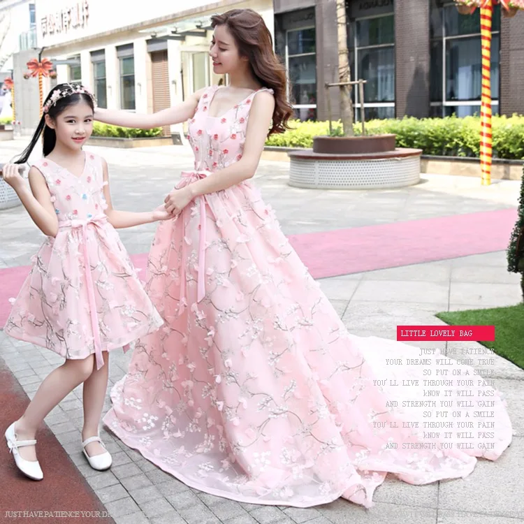 Платья для мамы и дочки; детские кружевные вечерние бальные Платья с цветочным узором на свадьбу; одинаковые комплекты для семьи; розовое платье принцессы для мамы и дочки