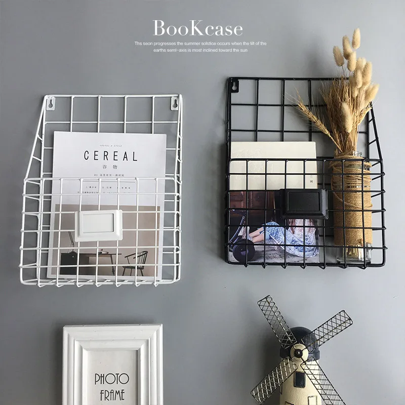 Simple wrought iron wall mounted newspaper rackRacks p/ revistas