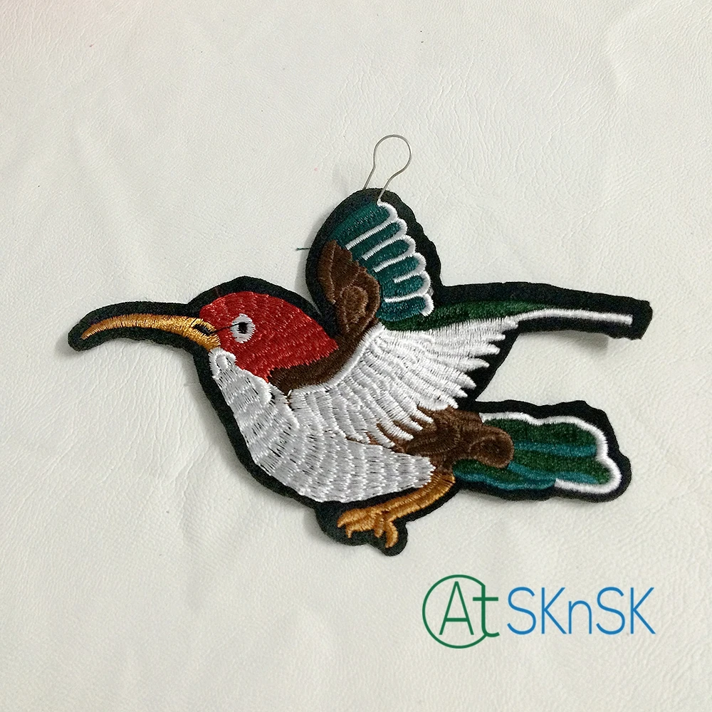 

2PCS/Lot Embroidered Flying Birds Patch Red Head with Green Wings Iron-on Stickers for DIY Handmde Clothing Sewing Accessories
