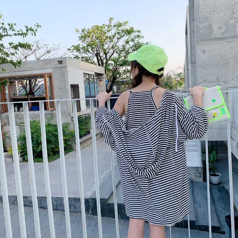 

Girls suit 2019 summer new children's striped loose hooded shirt vest shorts three sets of tide