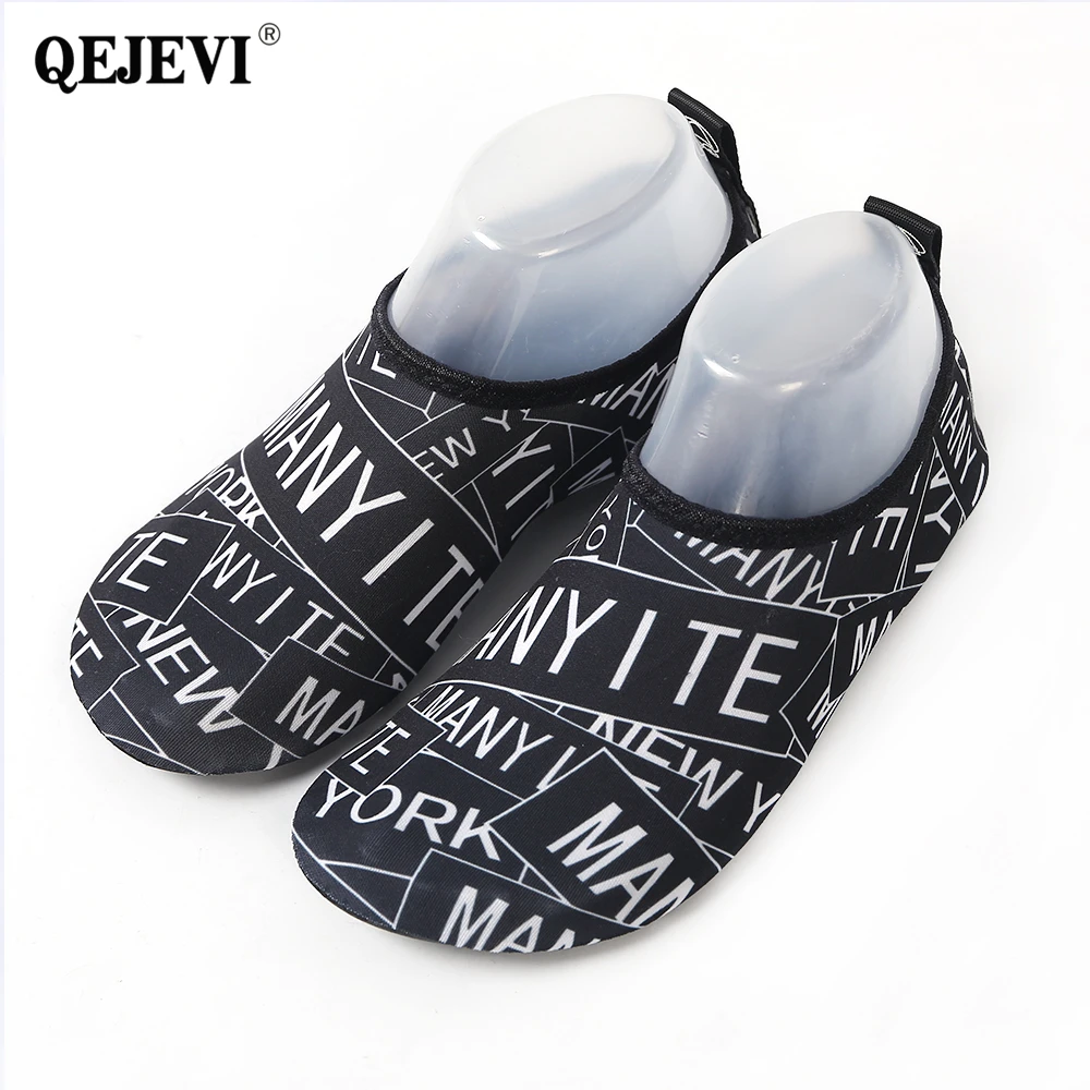 2018 QEJEVI جديد الرجال النساء زوجين أحذية ماء زلة على مخطط الشاطئ بركة السباحة تصفح اليوغا المنبع الأحذية حافي القدمين حذاء رياضة