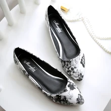 Женские балетки из мягкой кожи; сезон весна-лето; повседневная обувь для вечеринок; водонепроницаемые Мокасины с острым носком и цветочным принтом; женские балетки мокасины