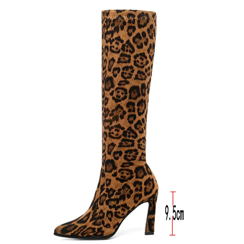 Фирменный дизайн; женские эластичные сапоги до колена с острым носком на шпильке; коллекция года; пикантные вечерние сапоги с леопардовым принтом; женские сапоги из искусственной замши