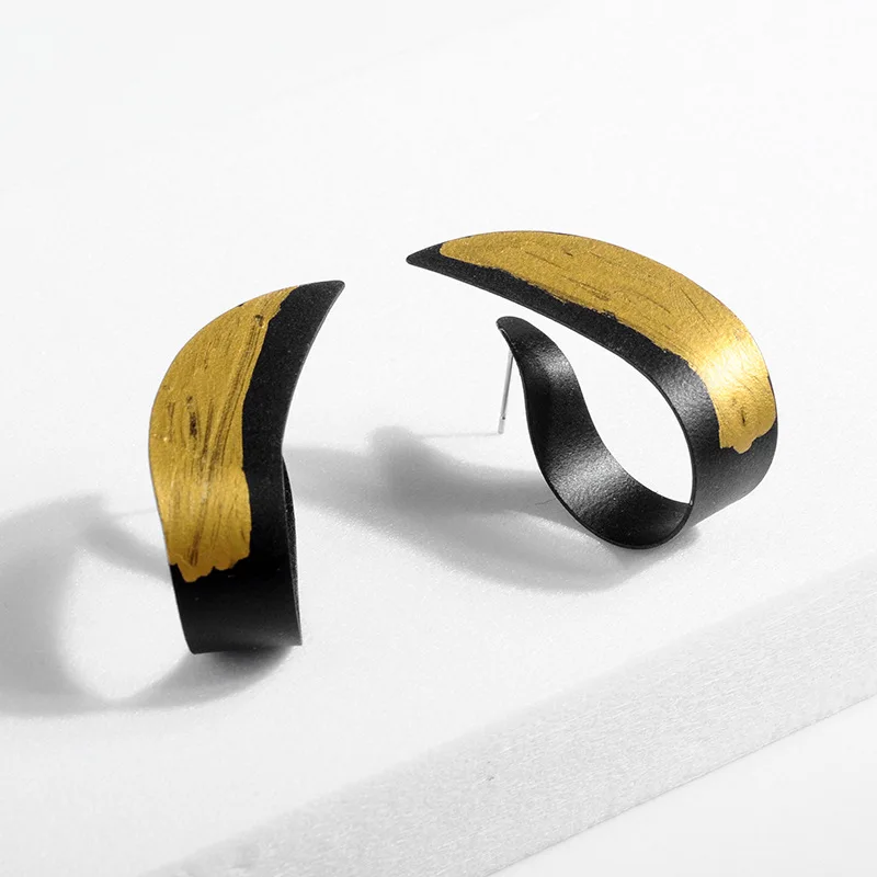 Минималистичные нерегулярные металлические листы геометрические серьги 2019 Мода золотое покрытие панк черные серьги-гвоздики для женщин