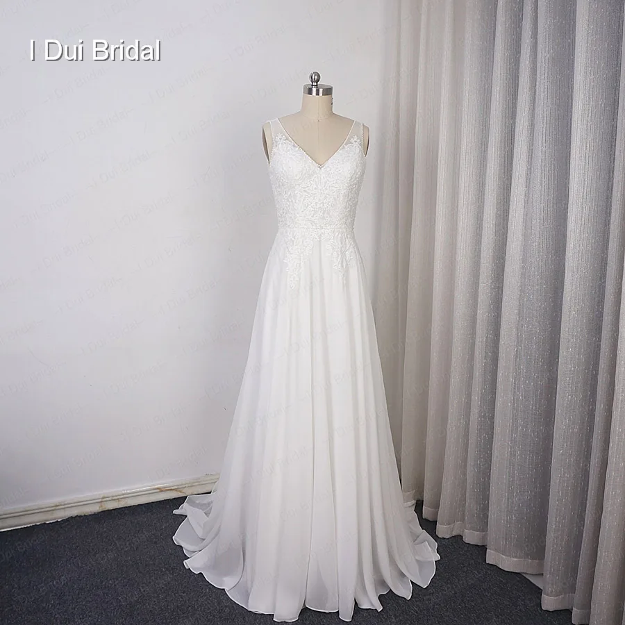 Шифоновое свадебное платье трапециевидной формы с v-образным вырезом и кружевной аппликацией, украшенное бисером, на спине с пуговицей