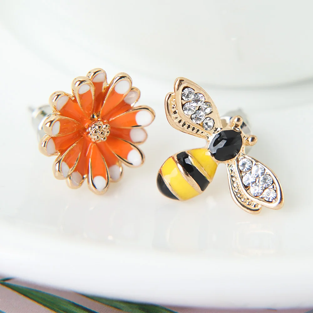

1 Pair Woman Unique Ear Jewelry Accessories Cute Bee Flower Asymmetrical Stud Earrings Creative Design High Quality Earrings