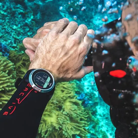 suunto-d5-black-on-wrist-2