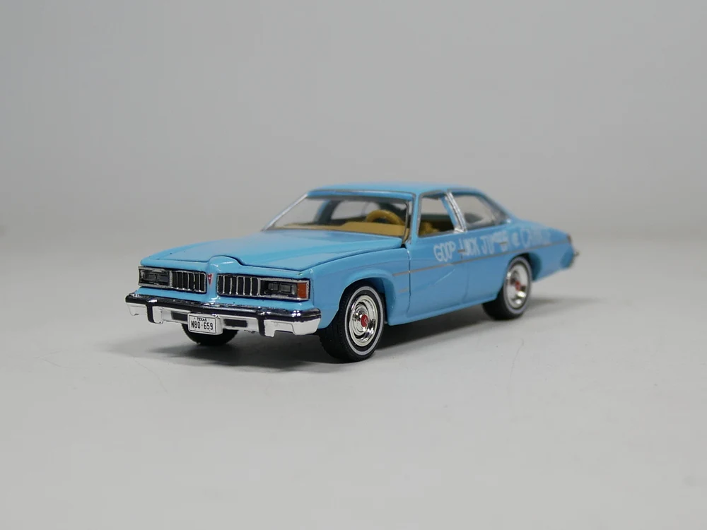 Авто ИНН зеленый свет 1: 64 1977 Pontiac LeMans литой модельный автомобиль| |
