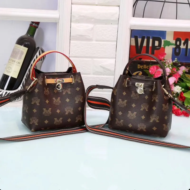 

2019 New Fashion Bucket Handbag One Shoulder Package Alphabet Package PVC Printed Oblique Spin Bag