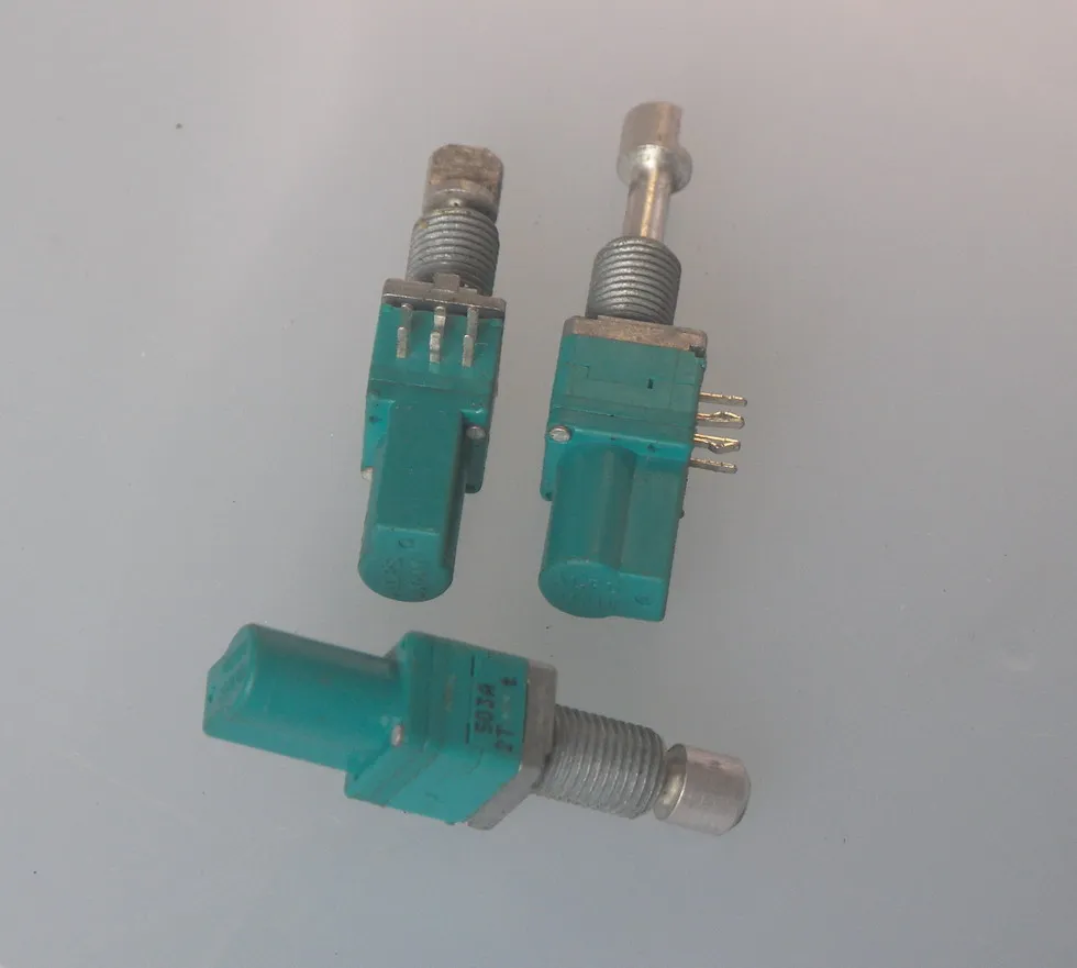 

Original new 100% import telescopic lock potentiometer shaft can extend 503A 50K*2 dual audio potentiometer 6pin (SWITCH)