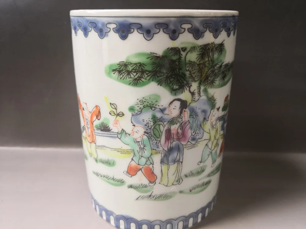 

Chinese old porcelain Blue and white porcelain Painted glaze brush pot
