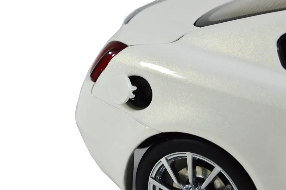 Infiniti_G37_coupe_2013_White_014