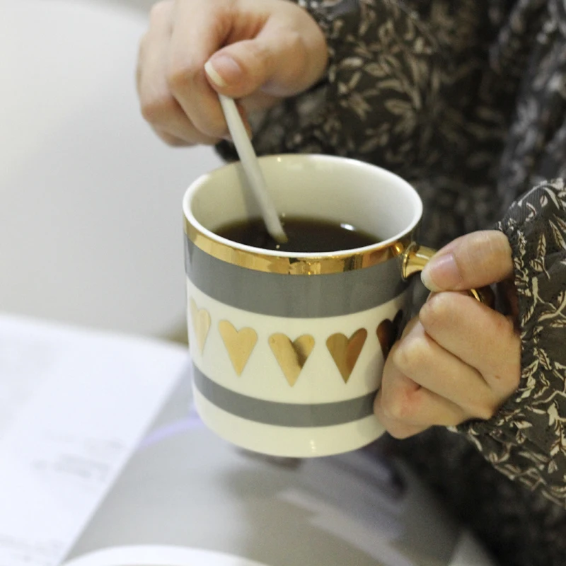 Лучшие изысканные безупречные керамические кофейные чашки и кружки с золотой