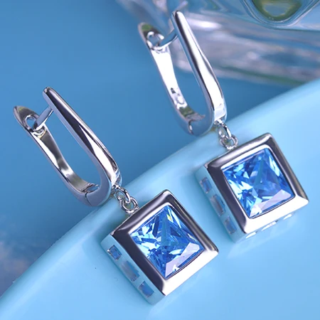Женские квадратные серьги подвески Blucome золотого цвета с крючком и фианитом 6