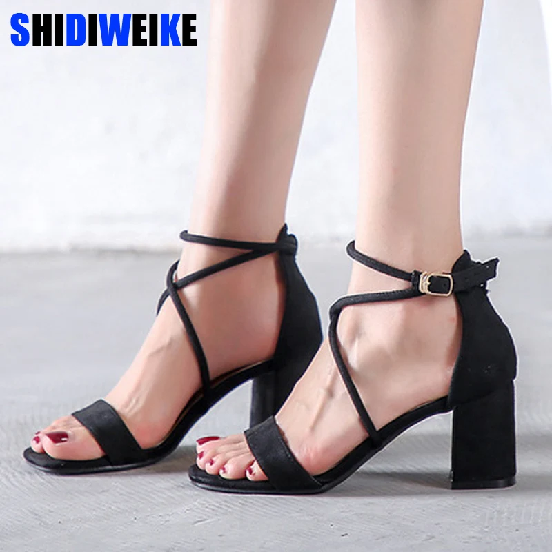مصارع النساء الصنادل كعب مربع أسود عبر حزام عالية الكعب مضخات أزياء الصيف حزب السيدات أحذية n683