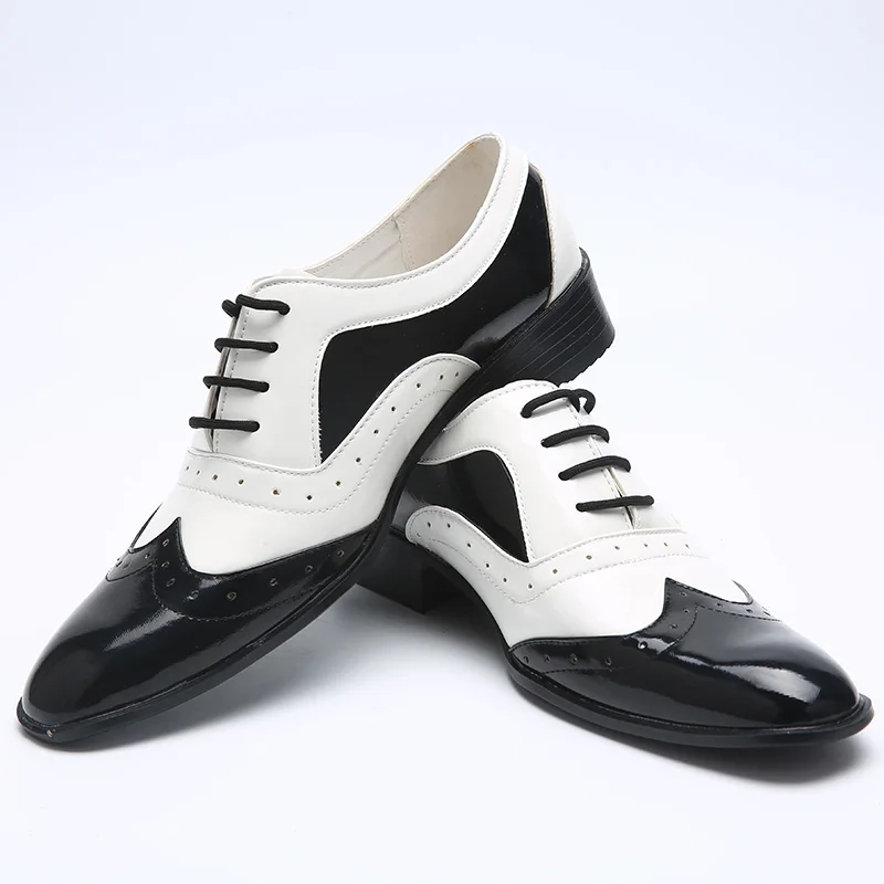 Новые модные мужские трендовые повседневные туфли на плоской подошве с острым носком; мужские свадебные туфли; мужские туфли из лакированной кожи; цвет черный, белый; броги; официальная обувь