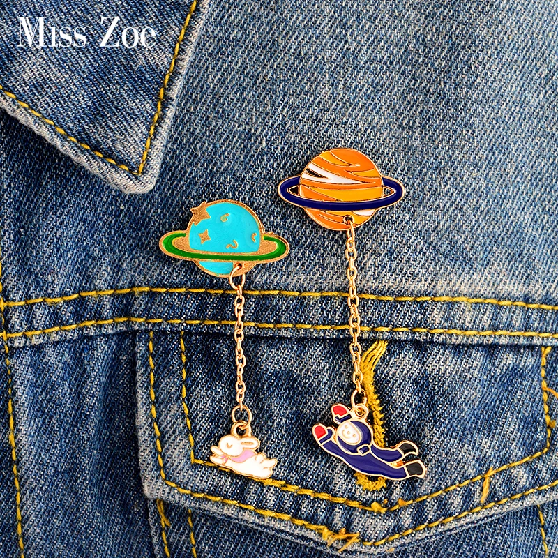 

Miss Zoe Cartoon Saturn Planet Astronaut Sailing Rabbit Metal Brooch Pins Chain Button Pin Denim Jacket Pin Badge Gift Jewelry