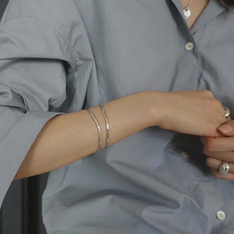 F. I. N. S Необычные гладкие браслеты из стерлингового серебра 925 пробы вогнутые открытые Золотые женские кольцеобразные браслеты с брелоками модные ювелирные изделия