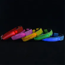 Svítící obojek na USB vhodný na večerní venčení