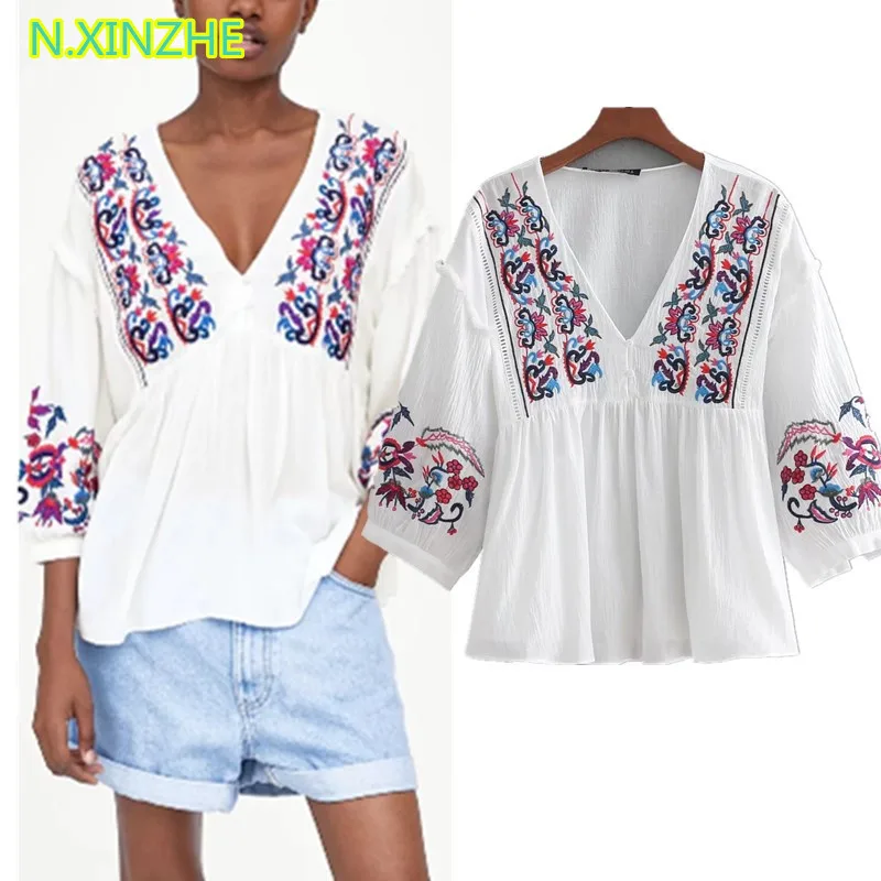 

2018 women clothing three quarter sleeve V-Neck floral embroidery shirt Tops Female fashion casual loose cotton blouses C3350