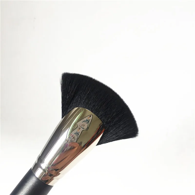 MAC 141S Synthetic Face Fan Brush _ 1