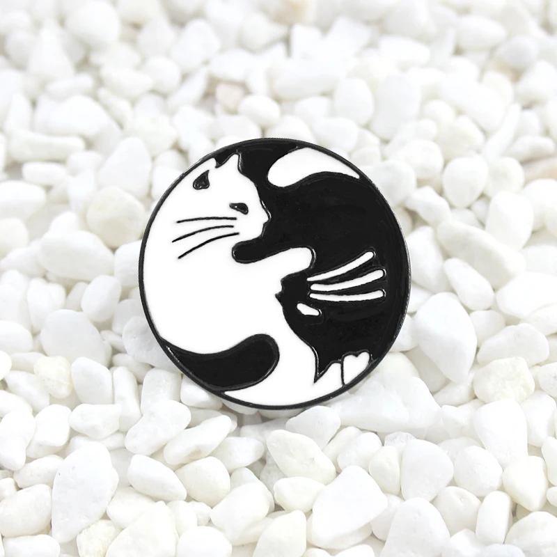 Круглый знак Yin Yang белая черная с котом симпатичная Черная шпилька подвеской Кот