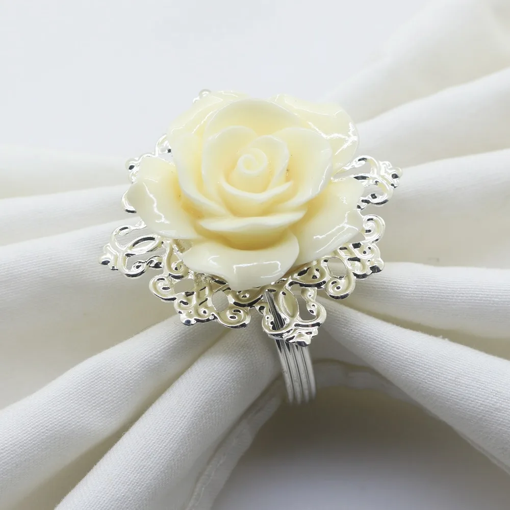 Vista de cerca de los anillos de boda en una concha en una mesa con  decoración de la boda en una ceremonia de boda en la playa — Foto de stock  #543135436 © PhotoA, image size:1000x1000