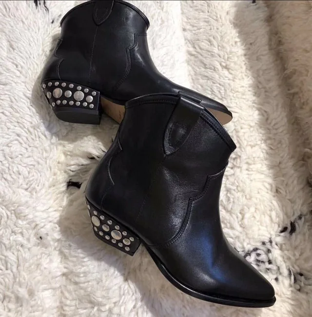Ботинки в стиле панк; женские ботильоны из натуральной кожи с металлическими заклепками и шипами; ботинки с круглым носком в стиле ретро с острым носком на среднем каблуке; botas mujer
