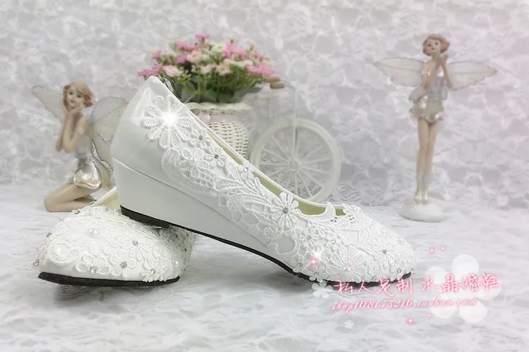 Свадебные белые туфли с кружевом и цветочным принтом аппликация на не сужающемся книзу массивном каблуке без застежки круглый носок с женские туфли-лодочки на платформе для вечерние банкетные невесты