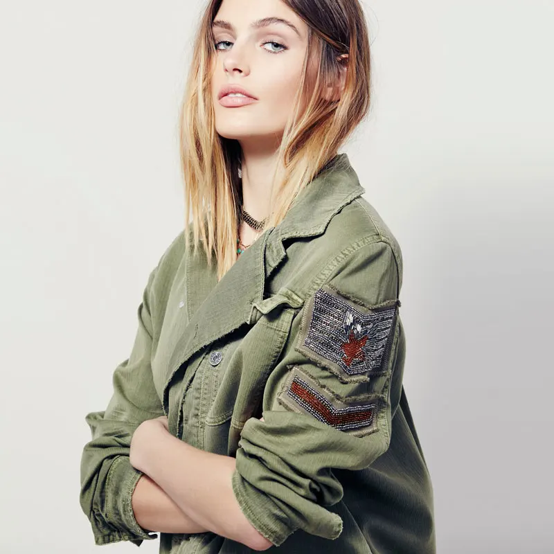 النساء سترة الأزياء تصميم منفذها سترة زين المسامير كبيرة الحجم النساء معطف الجيش الأخضر القطن الناس معطف 2019 شحن مجاني