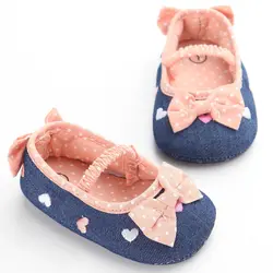 Синие джинсы для маленьких девочек обувь фирменных бантом 11-13 см горошек новорожденных мягкой подошве тапочки Младенцы кроватки кроссовки