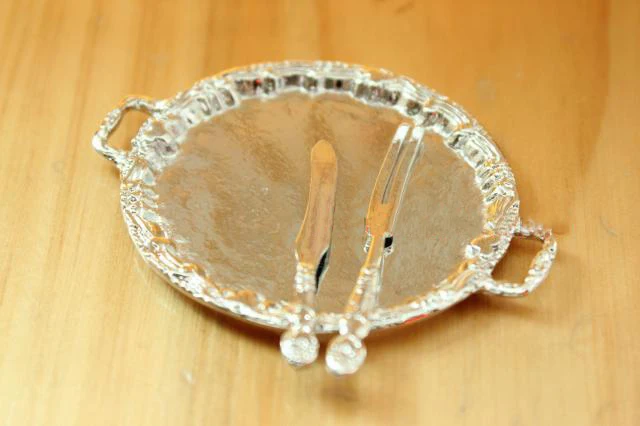 G10-X057 الأطفال طفل هدية لعبة 1:12 دمية مصغرة الأثاث مصغرة rement اكسسوارات كعكة صينية مع شوكة وسكينة مجموعة