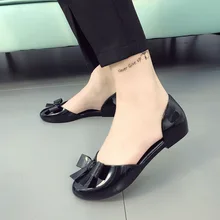 Летняя женская обувь на плоской подошве; коллекция года; женская прозрачная обувь без застежки с бантом; удобные пластиковые пляжные шлепанцы; Водонепроницаемая Обувь