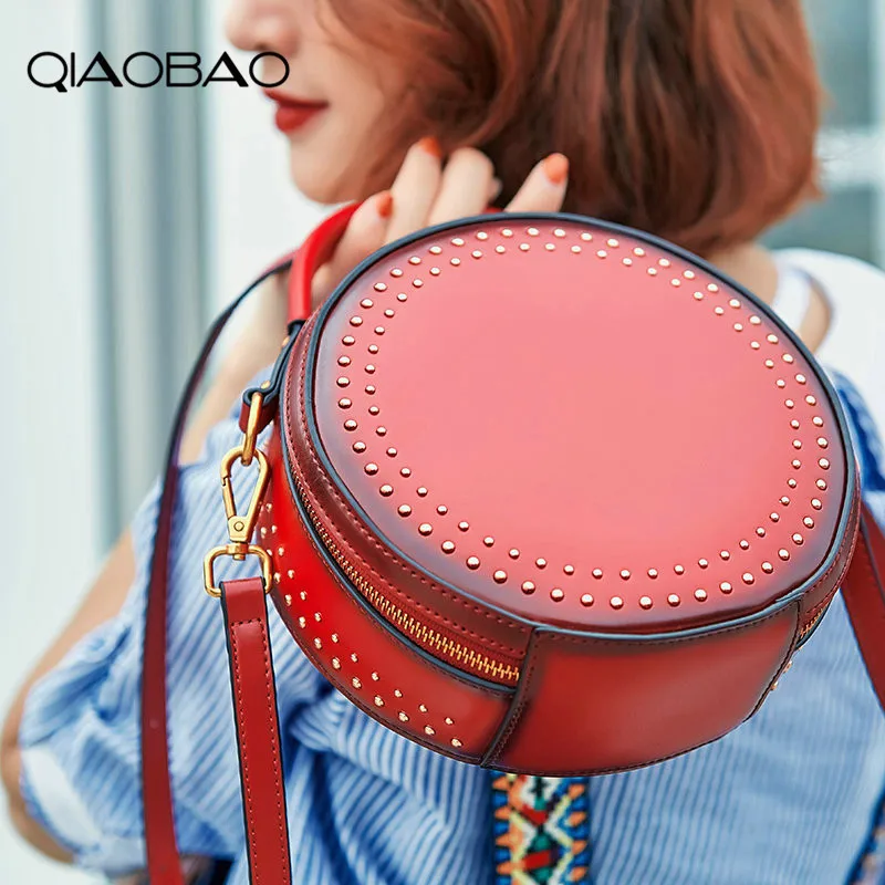 QIAOBAO новая сумка-мессенджер женская сумка из натуральной кожи ретро сумка на плечо с заклепками Повседневная сумка небольшой круглый пакет маленькая сумка-тоут