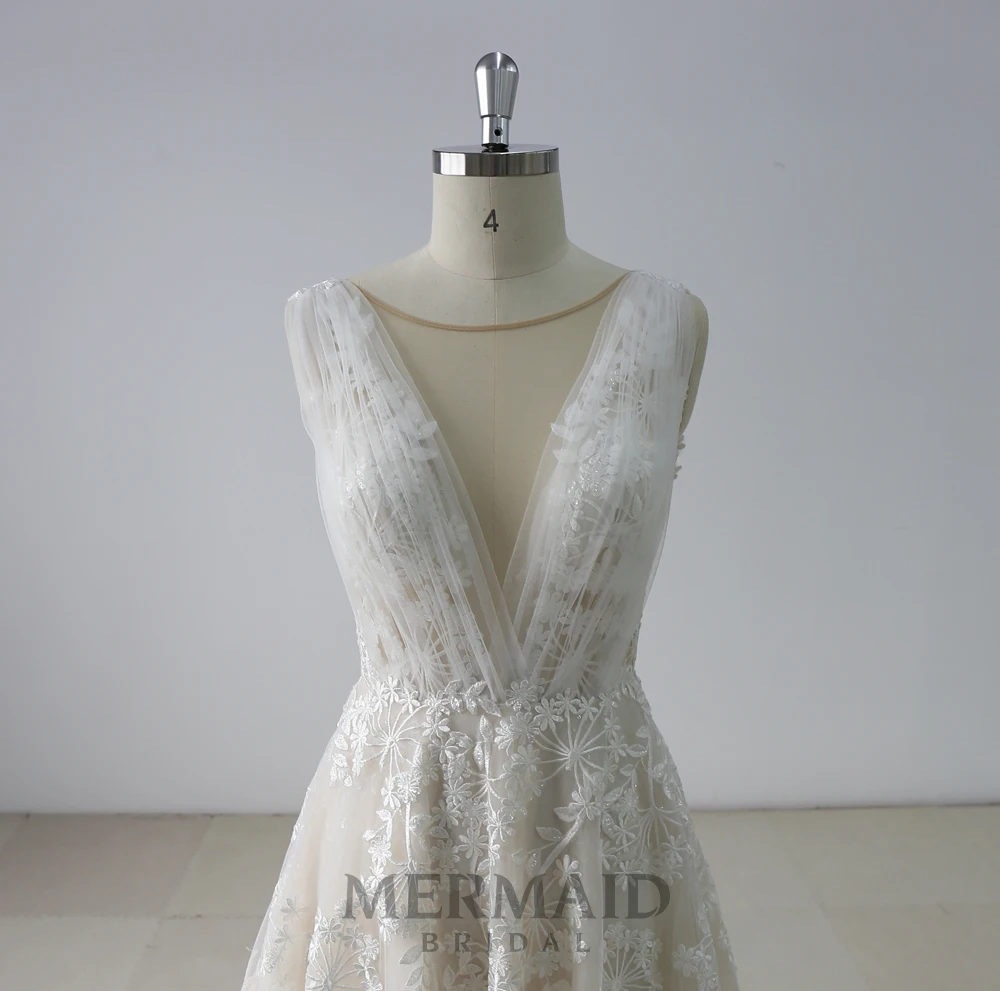 Кружевное свадебное платье с открытой спиной и v-образным вырезом и блестками