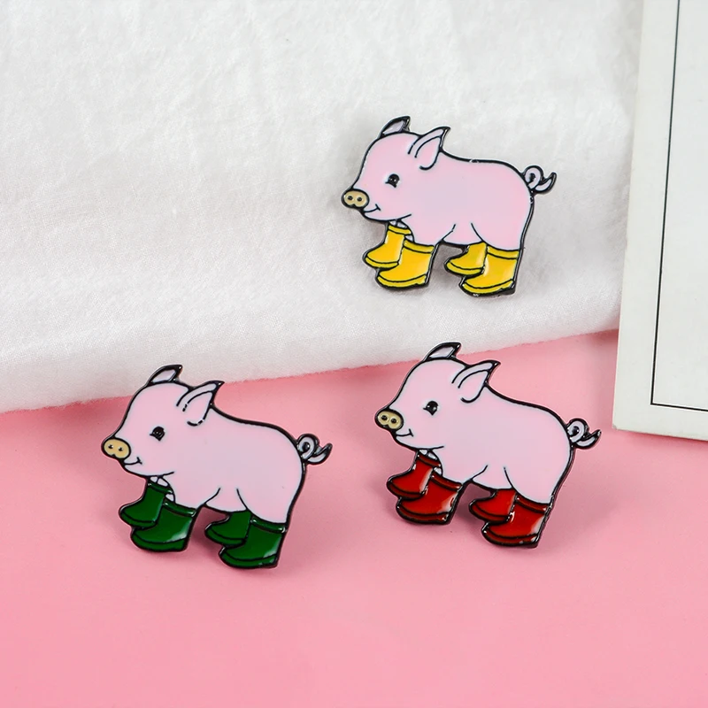 Очень милая детская свинка! Три цвета мультфильм животных Розовый хрюк свинья в дождь сапоги галоши жесткие эмалевые броши, булавки для подарков