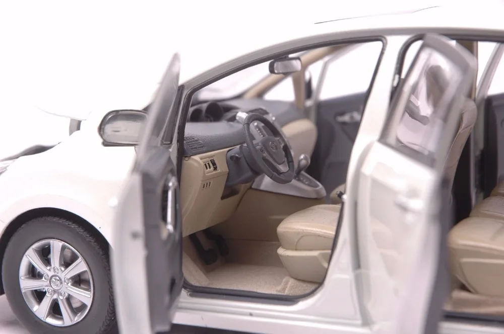 Toyota EZ Verso car model in scale 118 (5)