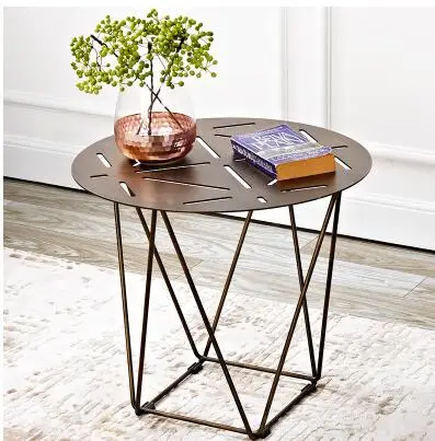 أريكة الزاوية بضعة لوك الأثاث الإبداعي الأزياء طاولة جانبية الحديثة الحد الأدنى المطاوع الحديد جولة صغيرة طاولة القهوة.